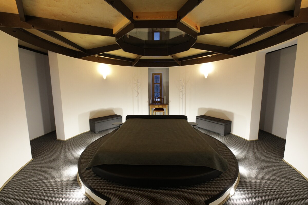 Dormitorio romántico en el piso superior (tercero) del edificio. 