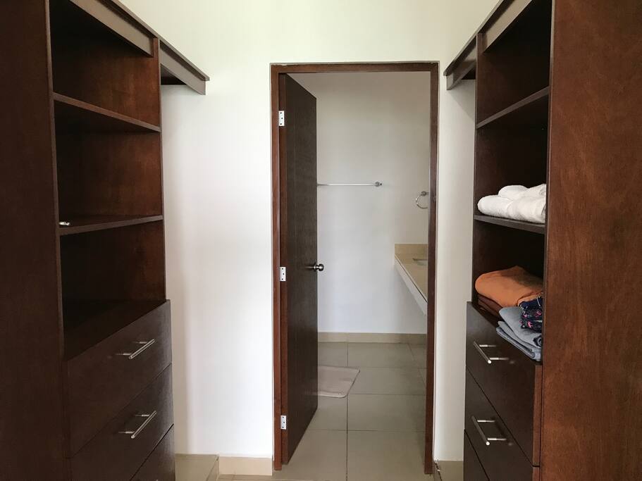 Baño-vestidor en la recamara principal