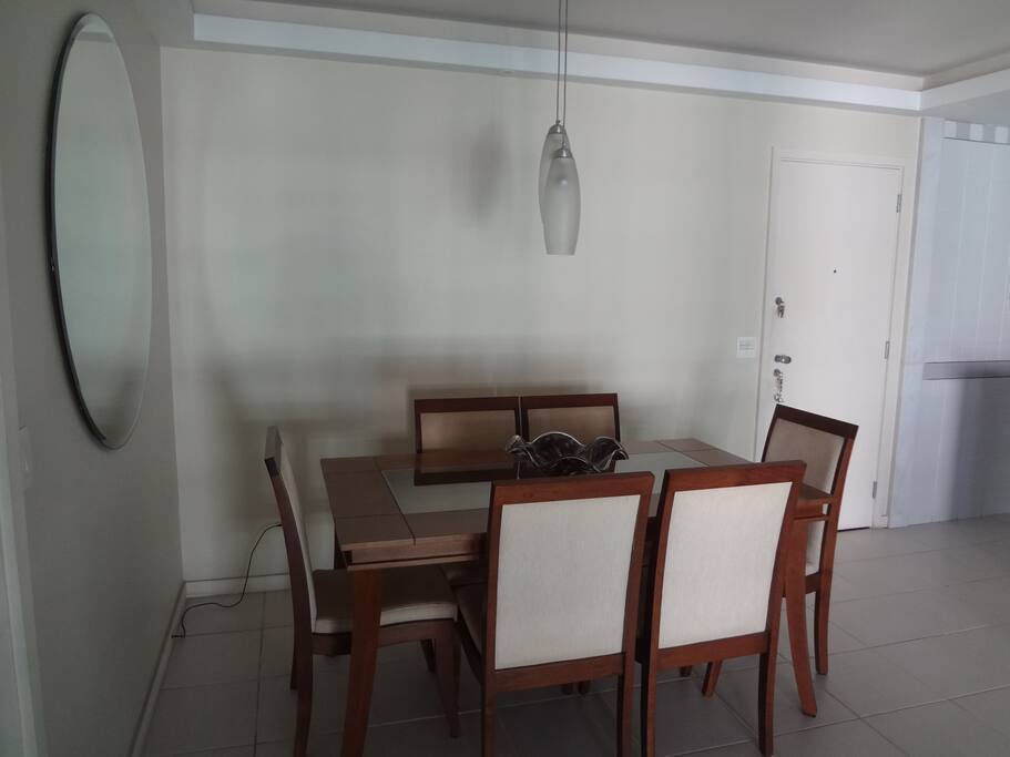 Sala de jantar com 6 cadeiras