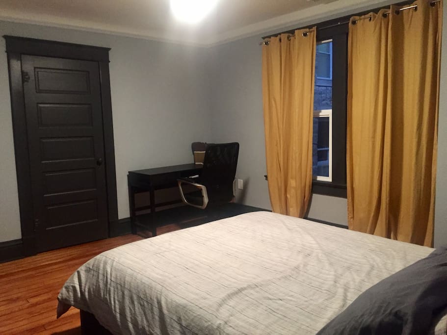 Comfy new bed & desk to work. The room lights up yellow in the morning as the windows face East.