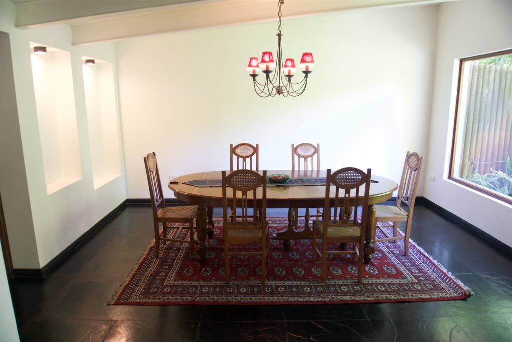 Living comedor con vista a los robles del jardín delantero. / Dinning room with front backyard views.