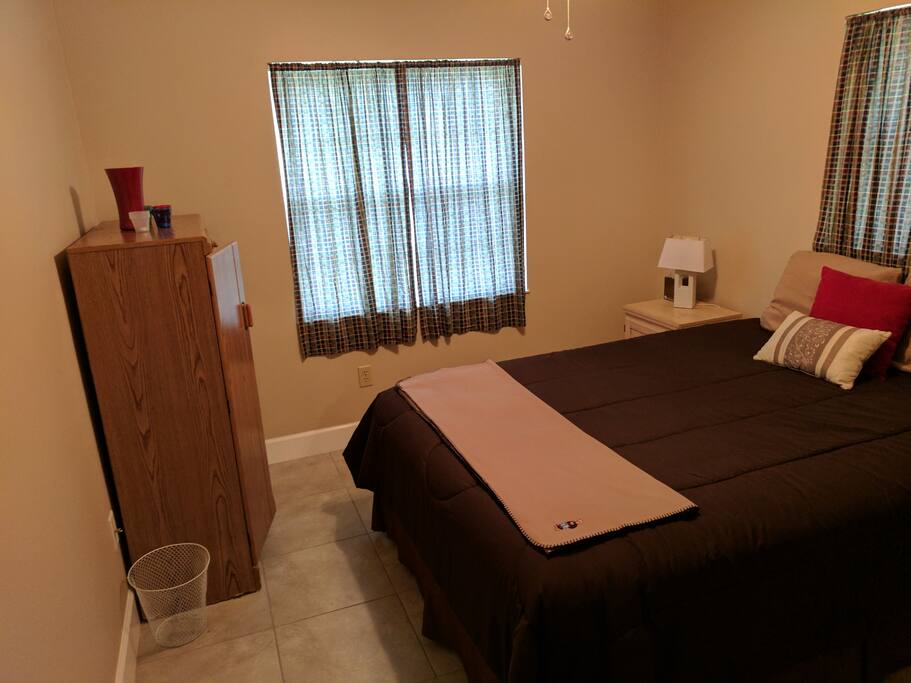 Guest bedroon, queen bed