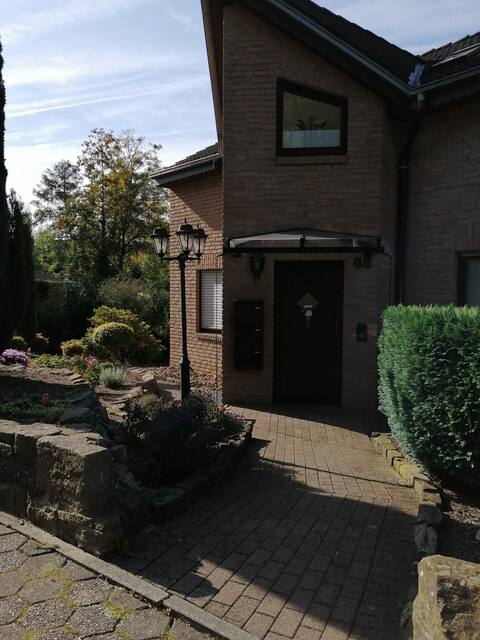 Schöne Souterrainwohnung mit Terrasse