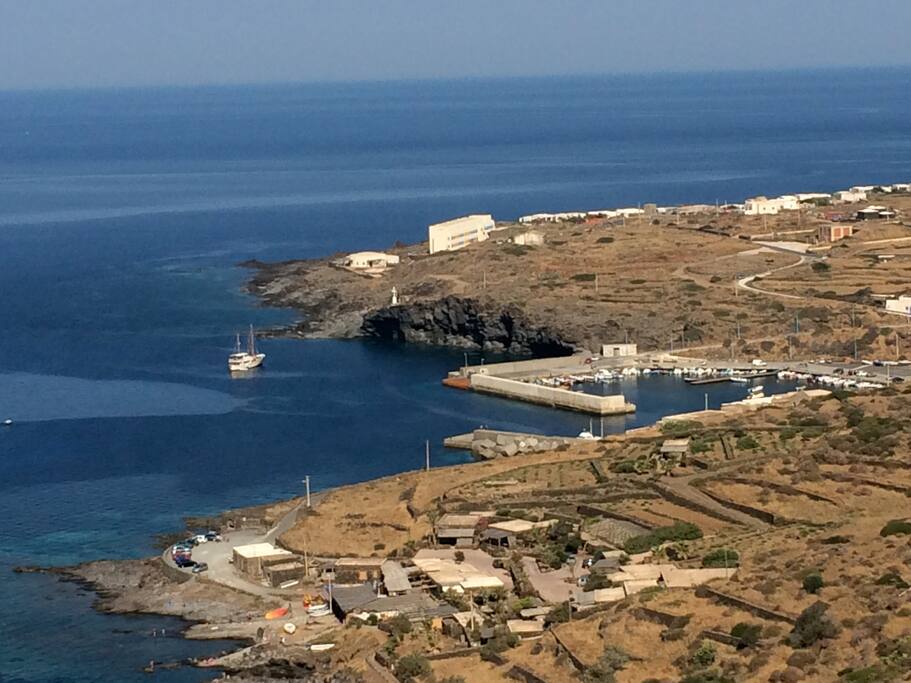 Il porto di Scauri con in alto il villaggio Punte 3 Pietre dove è sita la casa.