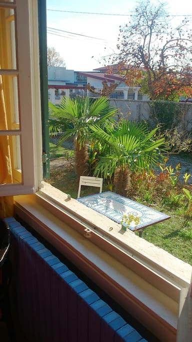 Grande fenêtre à l'ouest avec vue sur le jardin