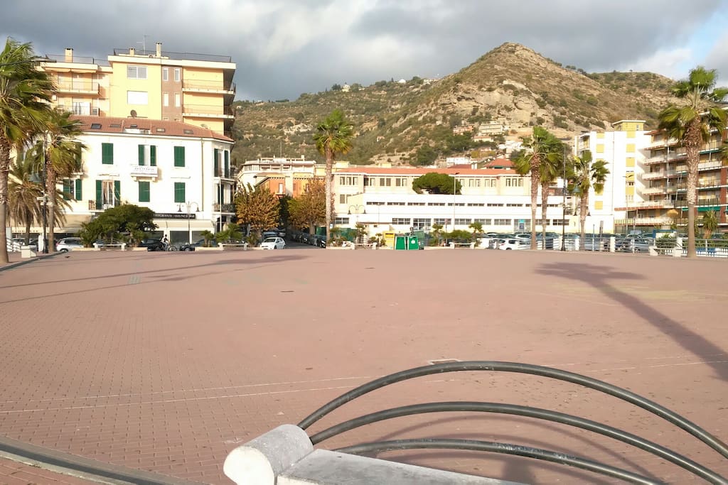 ROTONDA IN PASSEGGIATA DI FRONTE CASA