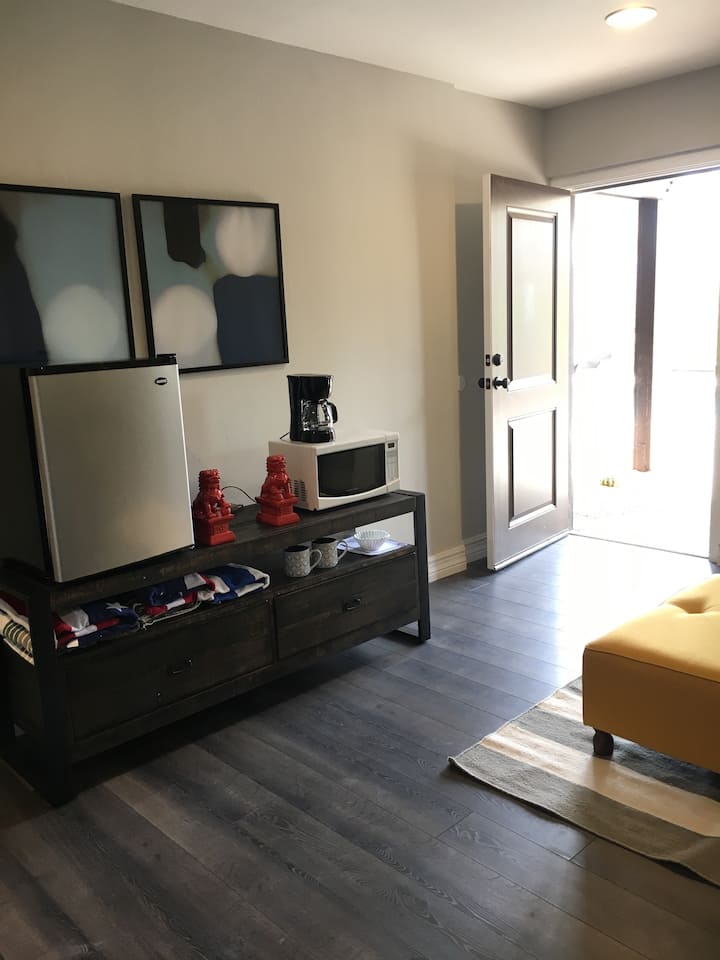 楼下Casita配有迷你冰箱、微波炉、咖啡机，现在有一台大电视（不在图片中）