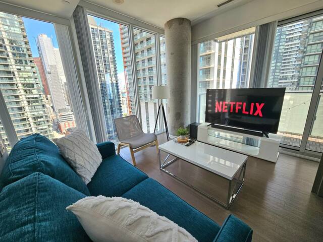 Stylish 2BDR Downtown Toronto Condo w/Balcony+VIEW gallery image 3