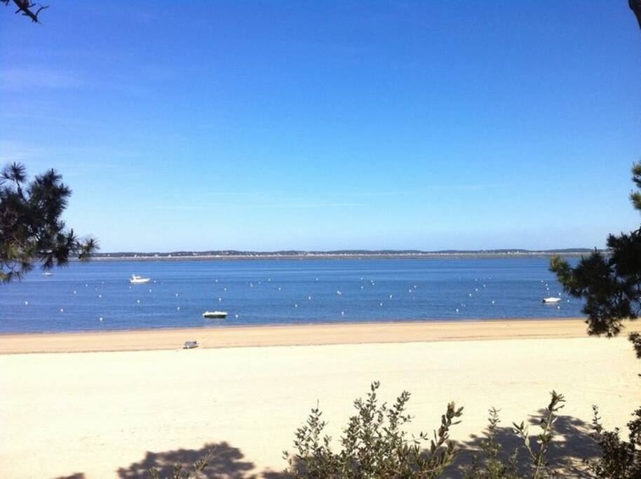plage en bas de la rue