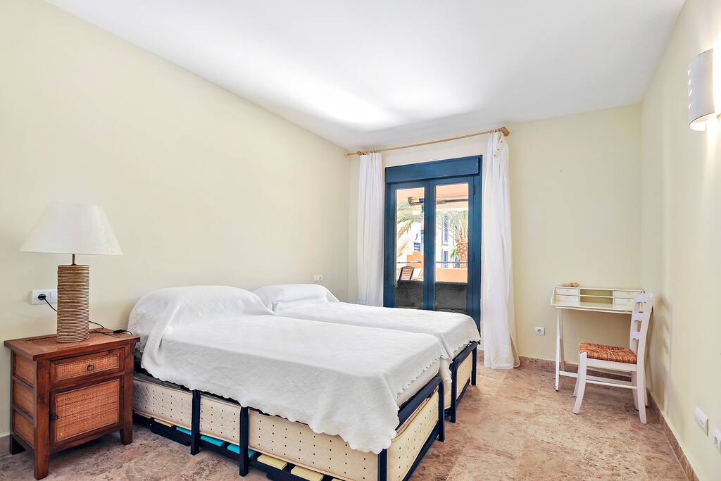 Bedroom with four beds/Dormitorio 4 camas