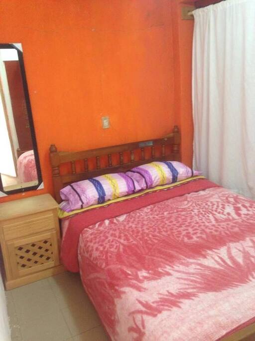 Habitación 1 cuenta con una cama matrimonial súper cómoda un espejo baño y un espejo además de un ropero