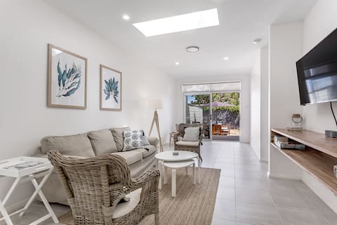 Popular Airbnb listing: Crisp Stylish Family Villa near beach Pets welcome in Fingal Bay