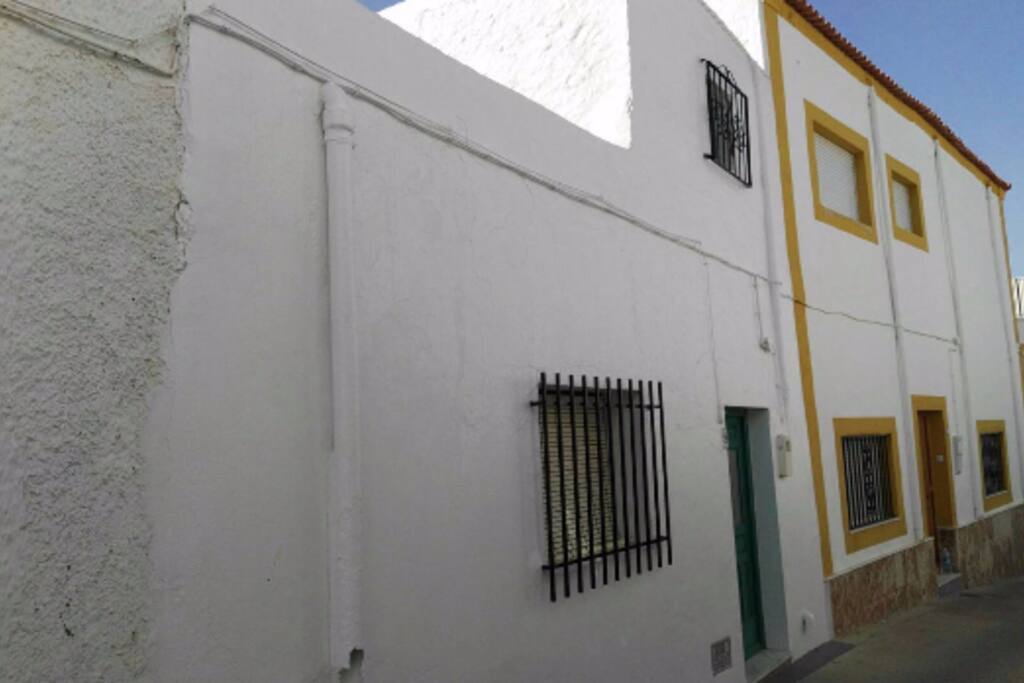 La fachada bajando la calle.