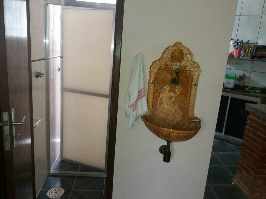 Banheiro visto de fora para dentro