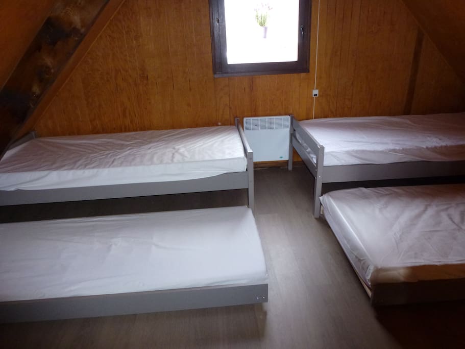 La chambre n° 4 avec les 4 lits gigognes de 90 cm