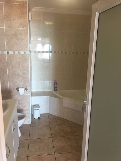 EN SUITE FULL BATHROOM