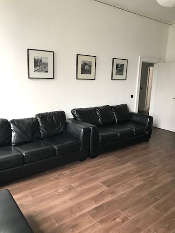 Central Lothian Rd Apartment sleeps 16 guests gallery image 3