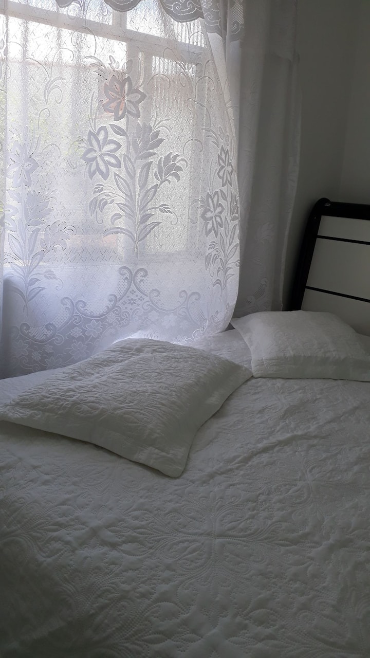 Сите завеси во спалните соби се бели и дантели.
На многу луѓе им се допаѓа!
Но ако има потреба од многу темна соба, не ми пречи да се откажам,ќебињата,ќебињата или јорганите да потемнат многу, иако многумина сакаат да изгреат и да сјаат на СОНЦЕТО!