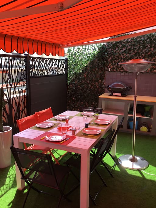 coin repas avec cuisine d'été barbecue Weber/ parasol chauffant électrique neuf