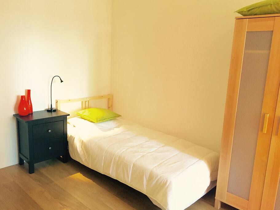 Light 2nd Bedroom, room for an extra bed