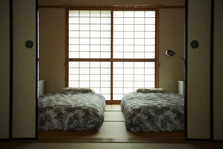Dhoma e stilit japonez (ana e pasme) ka dy dyshekë.2Matbeds në dhomën tjetër Tatami