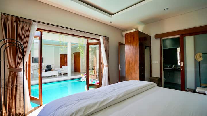 Master Bedroom (Level 1)