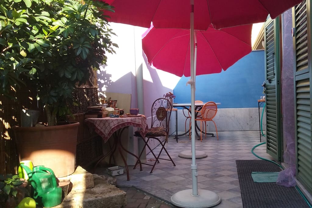Spazio esterno pranzabile con BBQ per 4-8 persone.