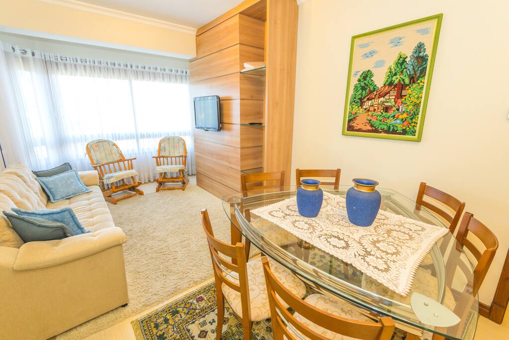 Sala de estar confortável com tv