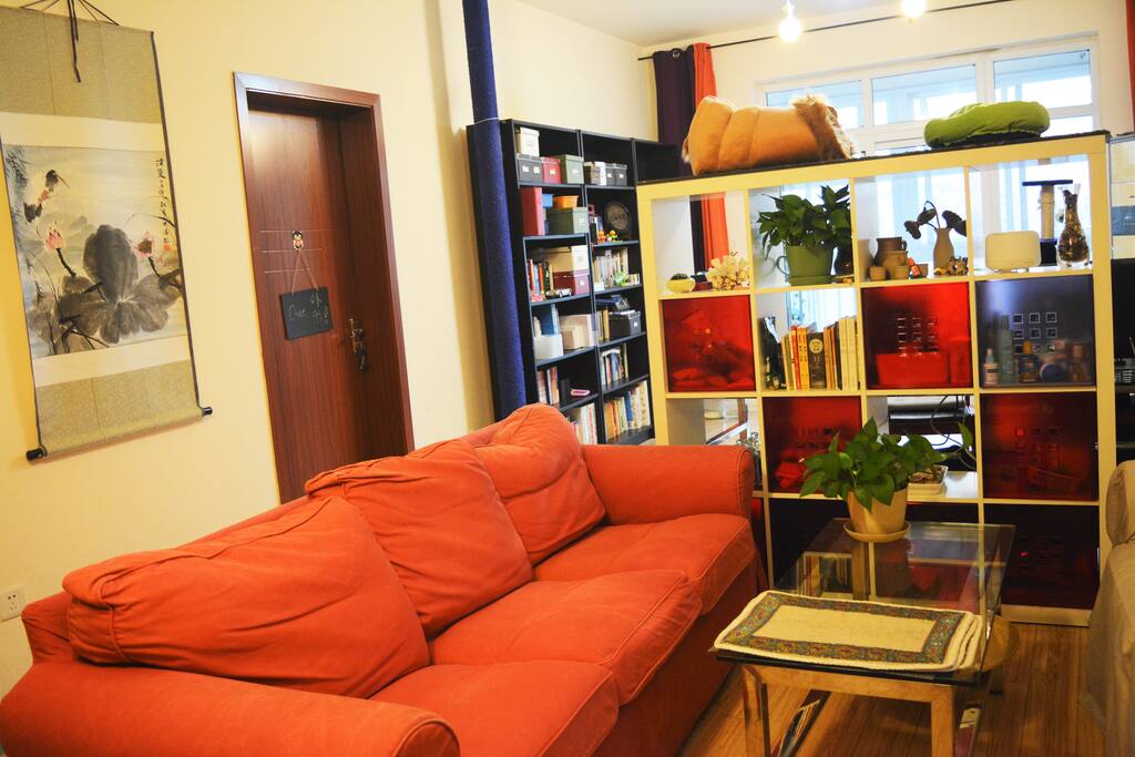 大大的客厅,聊天喝酒嗑瓜子儿的地方,也是猫咪们的活动范围
The living room,where we chat and where the cats live