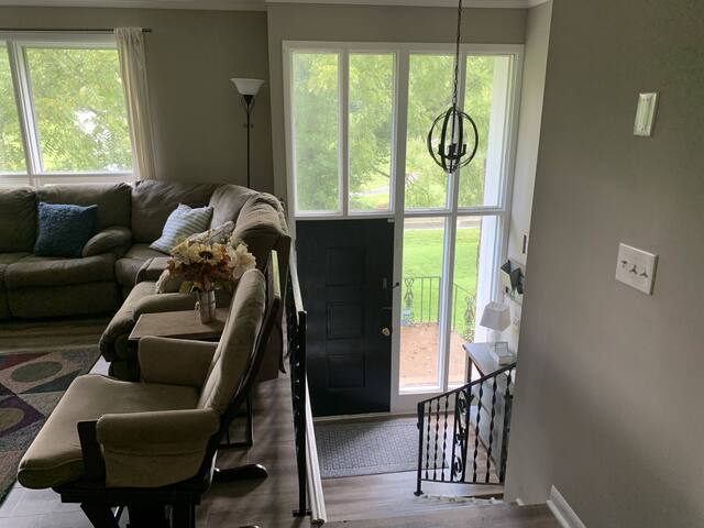 Hilltop Home – comfy, open, quick to downtown/BNA gallery image 4