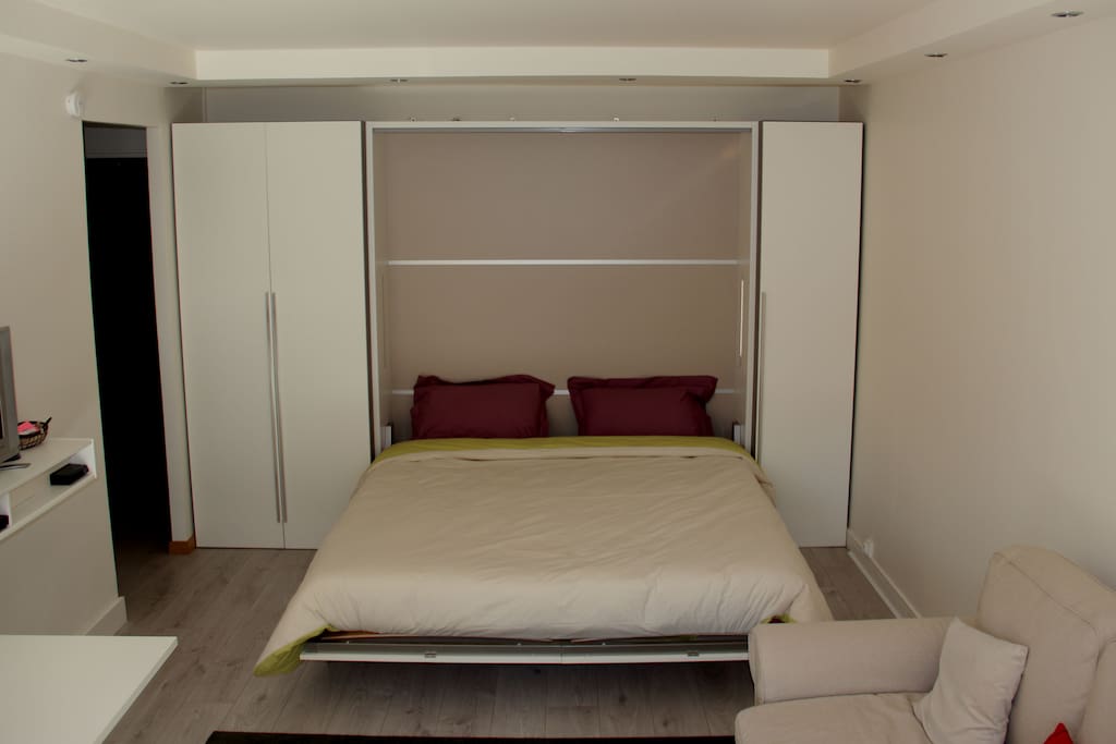 Lit 180x200 en position nuit. (l'ouverture et la fermeture sont assistées par 2 vérins )