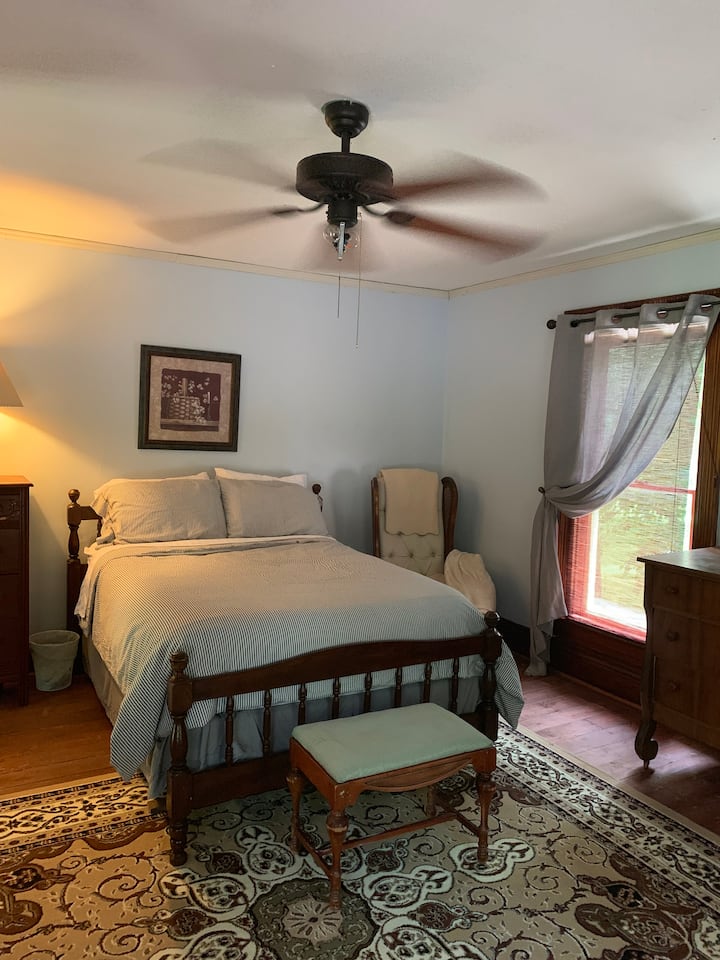 Spálňa s posteľou plnej veľkosti