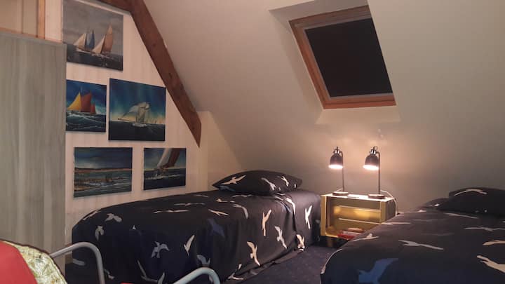 ชั้นห้อง: 2 เตียงขนาด 90 * 190 พร้อมห้องอาบน้ำห้องสุขาส่วนตัว