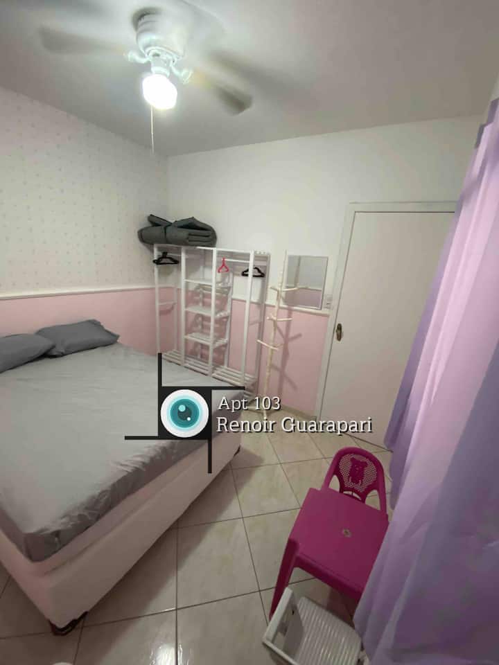 ¡La habitación sin baño y toallitas tiene una cama doble y un colchón! Tiene una ventana, da al área privada del apartamento, ¡no se requiere red de seguridad! 