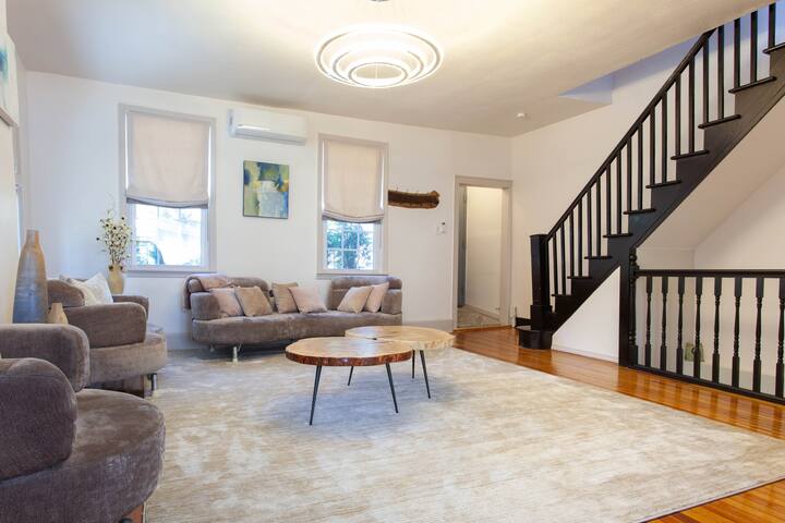 Elegant & Luxurious, Clean & Cheerful entire house gallery image 2