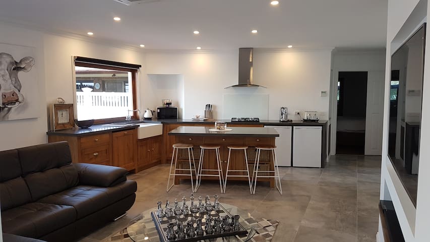 Melbourne Farm Stay, Signature Room gallery image 2