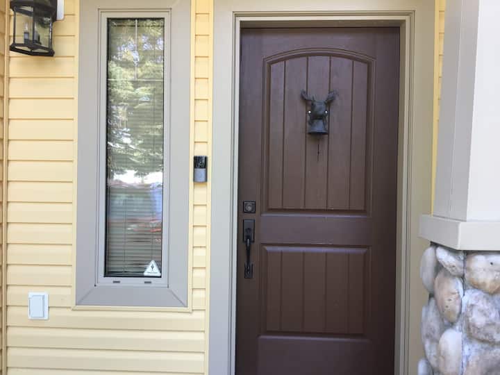 Lake home a minute away from pigeon Lake. Cottages for Rent in Westerose, Alberta, Canada