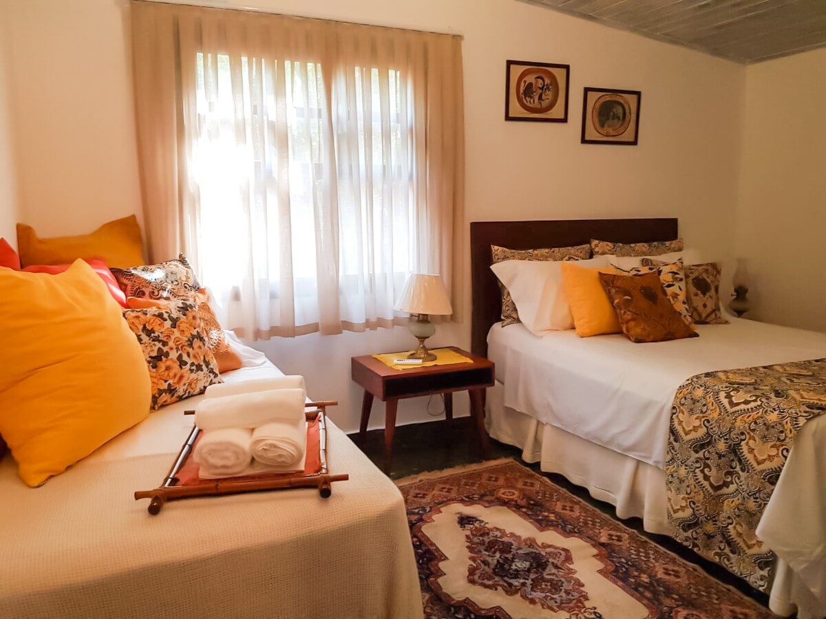 Suita 1: Krevat dopio, krevat tek dhe ajër të kondicionuar me ngrohës.