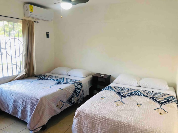 La habitación, separada de la sala- comedor, cuenta con dos camas matrimoniales, aire acondicionado, ideal para dormir cuando llegues cansado de la laguna.