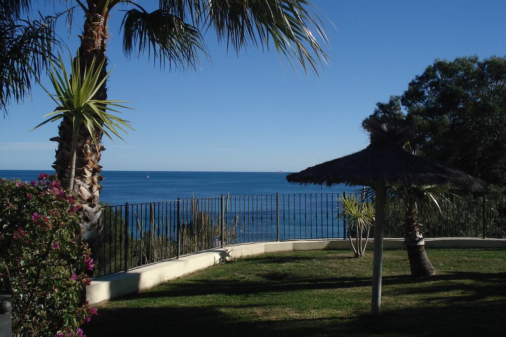 Jardín de la piscina con vistas al mar