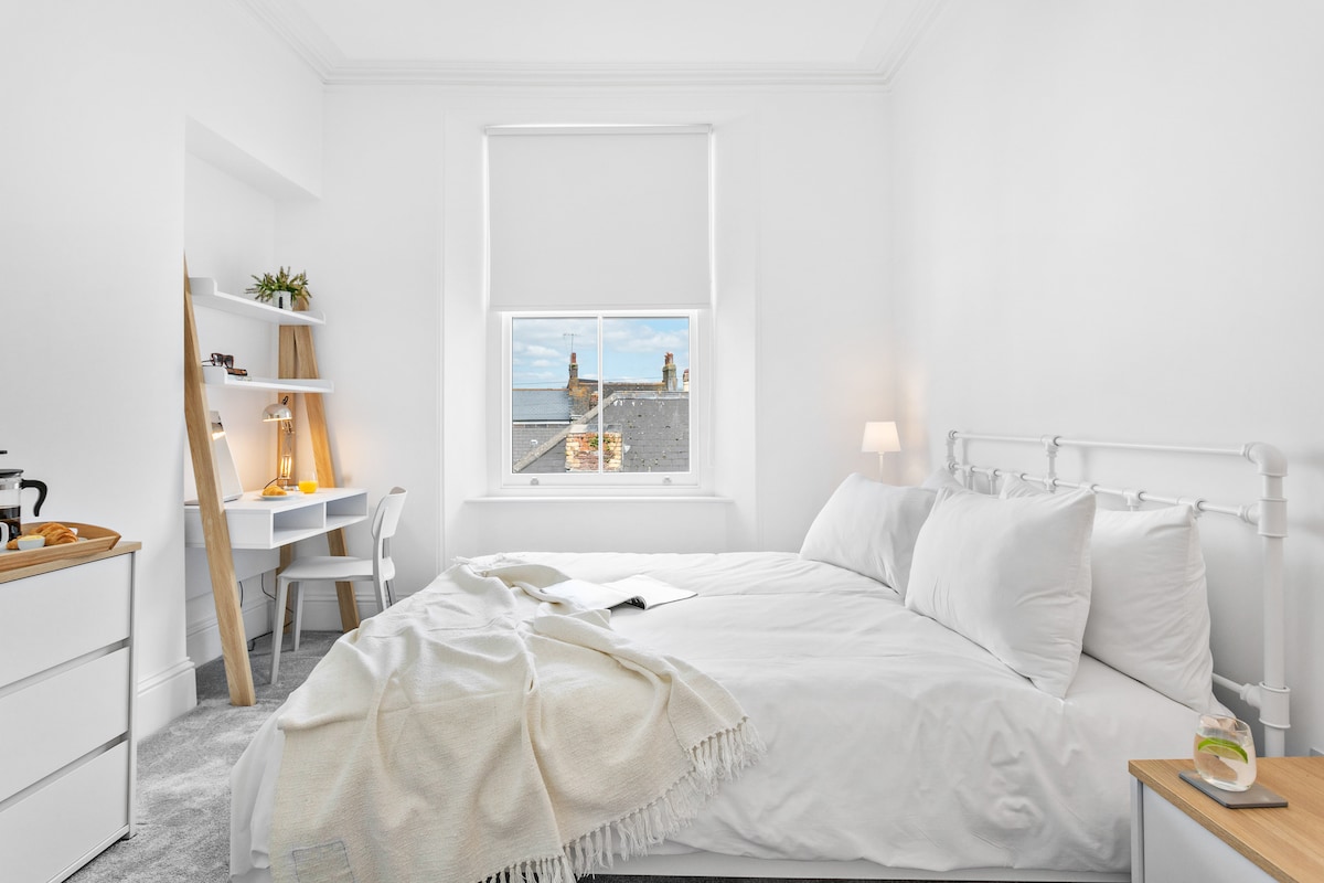 חוף מבטחים אלגנטי בקומה הראשונה! שטיחים מפוארים, מיטת קינג סייז מפוארת עם מזרן היברידי מפנק. לגלות נוחות עם שידות לילה ושולחן עבודה/הלבשה רב - תכליתי.
