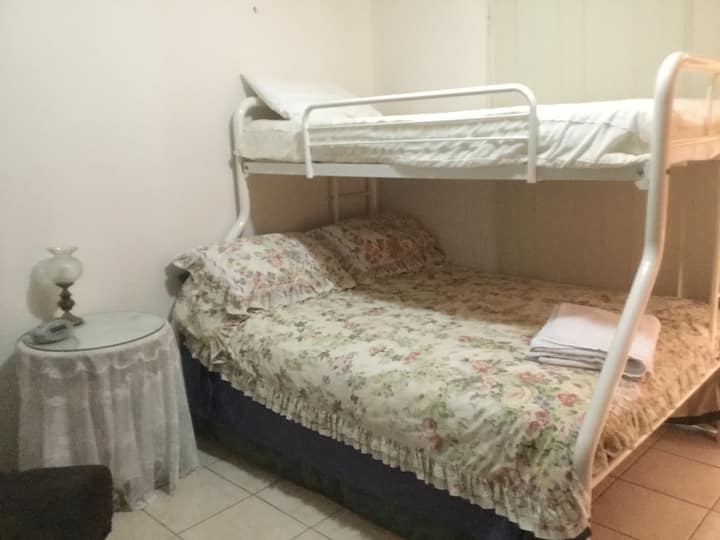 #1 Self Contained Room With Pool Onsite - Surfers Paradise