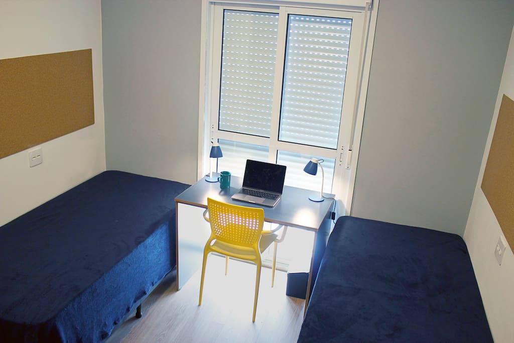 Quarto duplo - mesa de trabalho