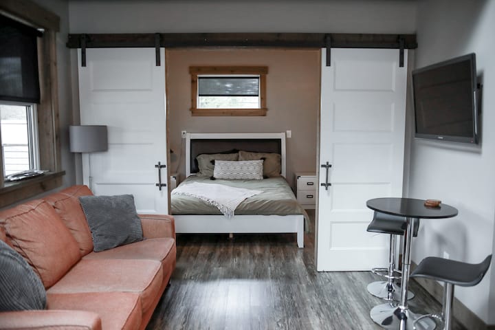 Las puertas del granero se abren hacia el dormitorio principal.