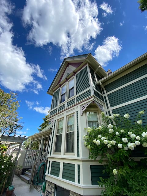 Beautiful Home Near Lake Michigan & Downtown