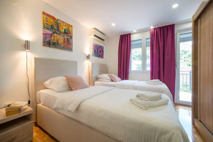 spavaća soba s dva kreveta za jednu osobu