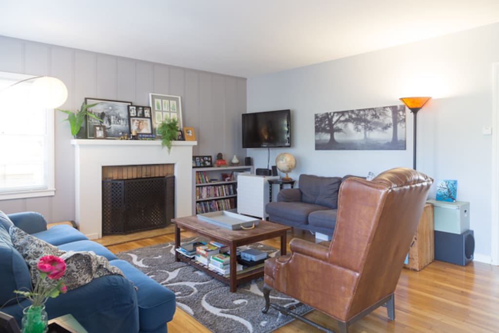 Living room with ample seating, TV and cable