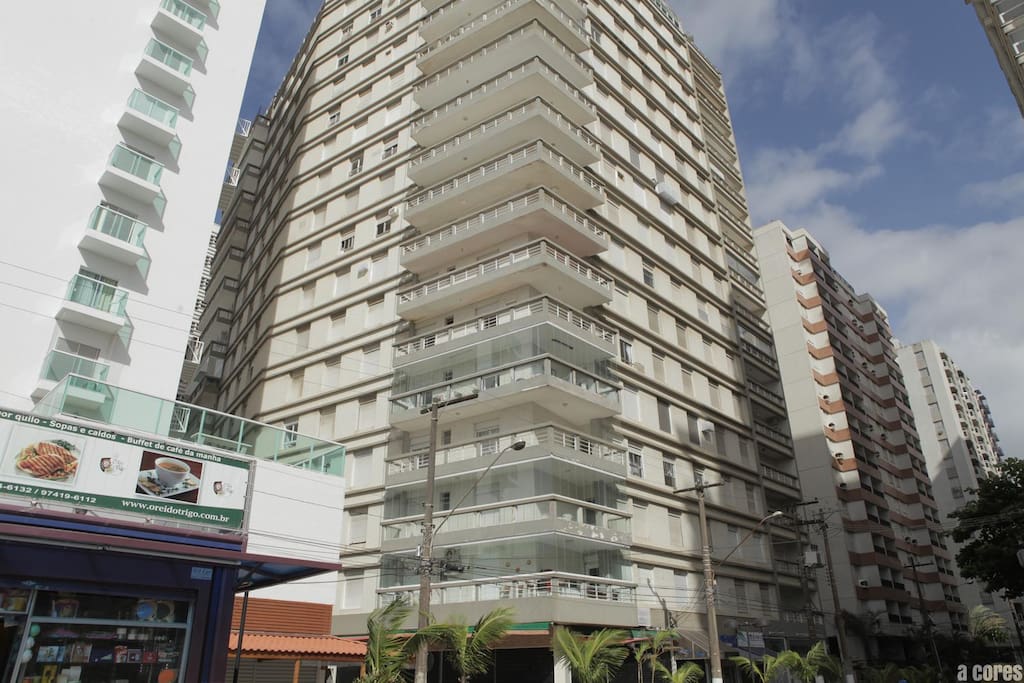 Edifício com as varandas de cada apartamento em detalhe