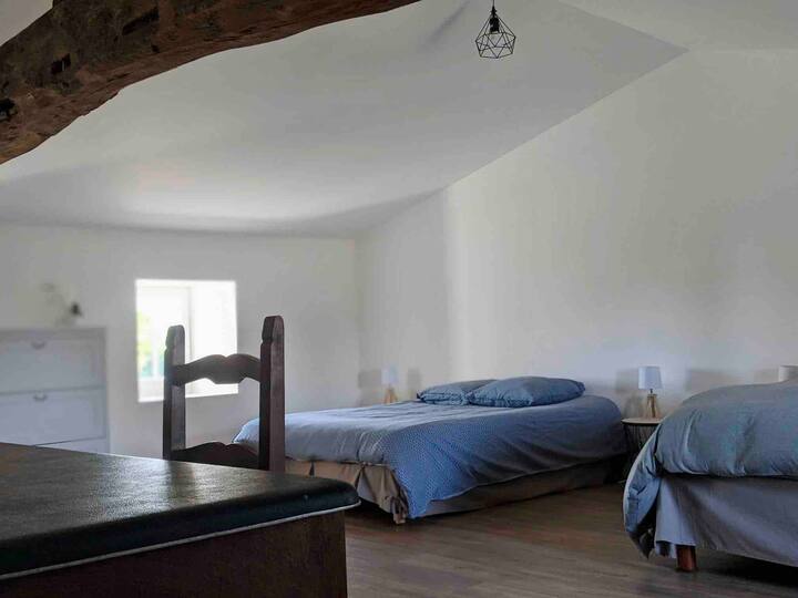 Detská izba s 2 manželskými posteľami.