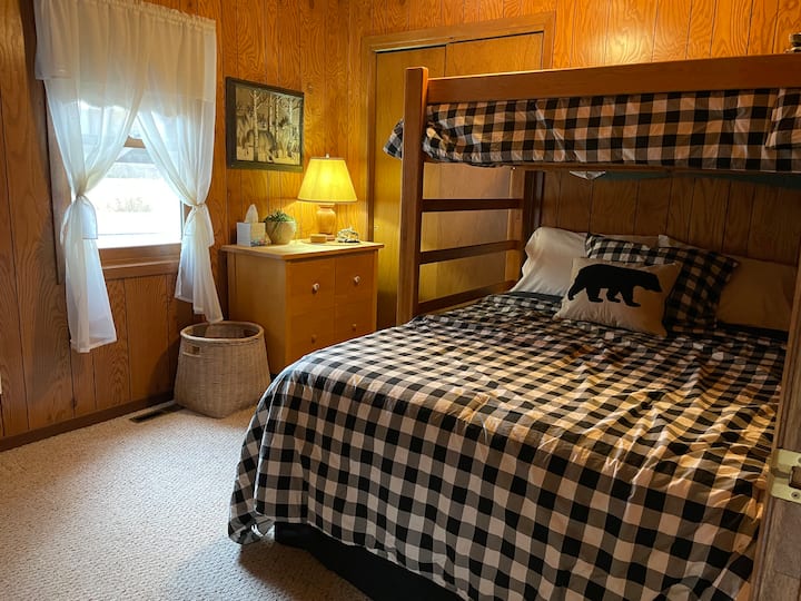 Cama doble. 
Hay un dormitorio escondido a través de este dormitorio, pero solo disponible en verano, ya que no tiene calefacción.